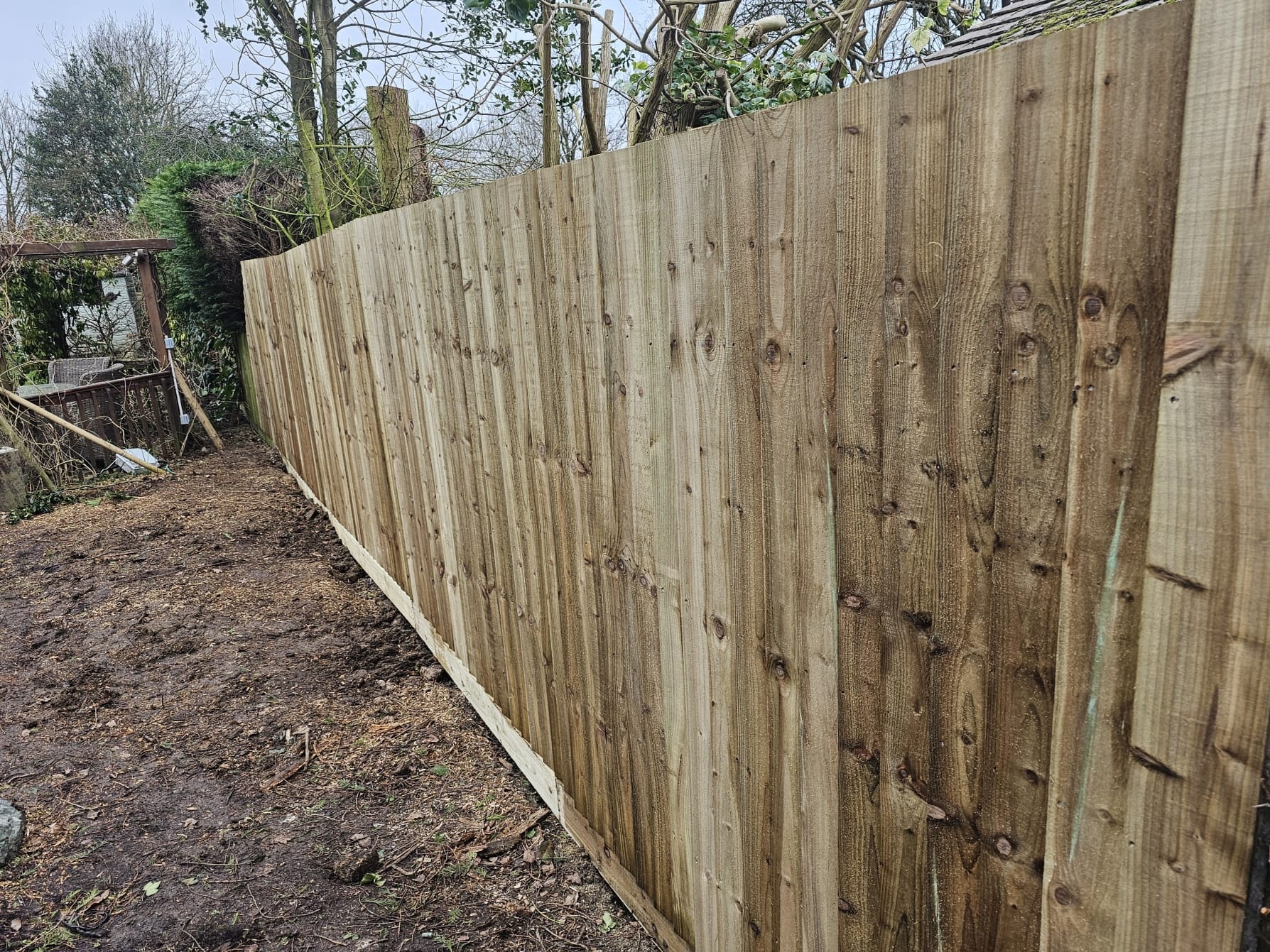 Long run of featheredge closeboard fencing installed by Olive Fencing near Aylesbury